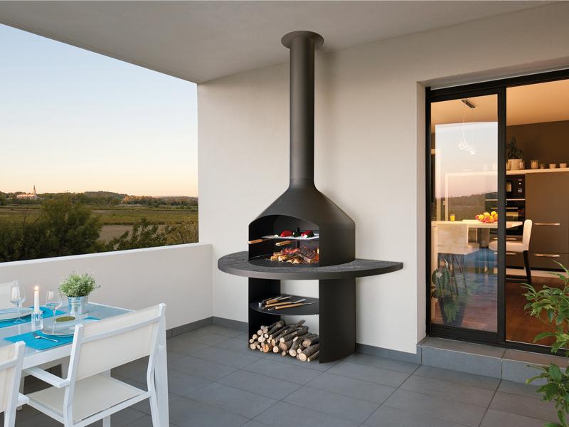 Focus, Smartfocus, per grandi spazi, di spettacolare eleganza e robustezza, è caminetto e anche barbecue, e realizzato in metallo anticorrosione, ha il piano in gres ceramico, funziona a legna e la sua griglia può esser posizinata su tre livelli. Euro 4.700